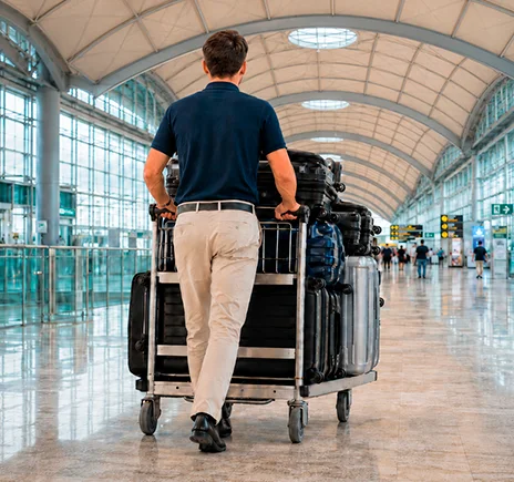 Porter de AirportPorter asistiendo con equipaje en el aeropuerto