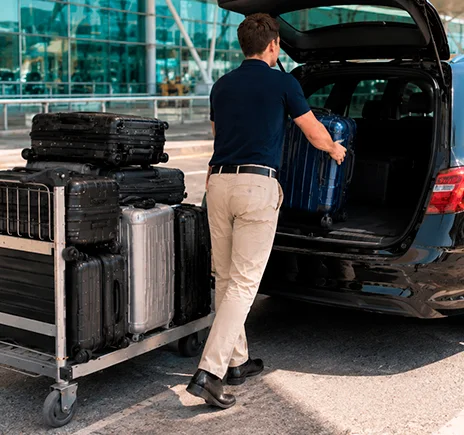 Mozo de equipajes ayudando en llegadas del Aeropuerto de Alicante-Elche